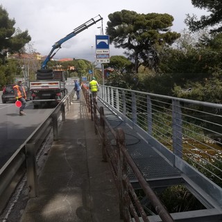 Sanremo: rimosso il traliccio si lavora per terminare il tratto a 'sbalzo' della ciclabile in Valle Armea (Foto)