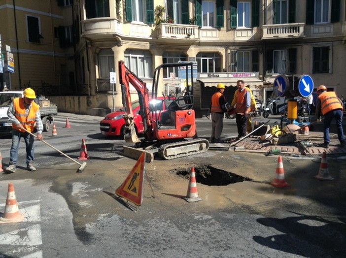Sanremo: guasto ad una tubazione di rondò Francia, pronto intervento dell'Amaie e riparazione effettuata Sanremo: guasto ad una tubazione di rondò Francia, pronto intervento dell'Amaie e riparazione effettuata