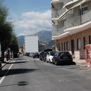 Vallecrosia: marciapiede pericoloso nell’area giochi dei bimbi, segnalazione dei genitori. Il Comune ora interviene Vallecrosia: marciapiede pericoloso nell’area giochi dei bimbi, segnalazione dei genitori. Il Comune ora interviene