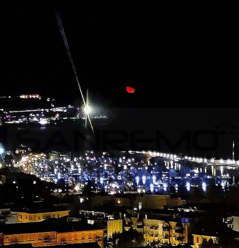 Sanremo: la foto di un lettore “Portosole, il faro e la luna aspettando i Föghi da Madona”