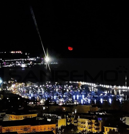 Sanremo: la foto di un lettore “Portosole, il faro e la luna aspettando i Föghi da Madona” Sanremo: la foto di un lettore “Portosole, il faro e la luna aspettando i Föghi da Madona”