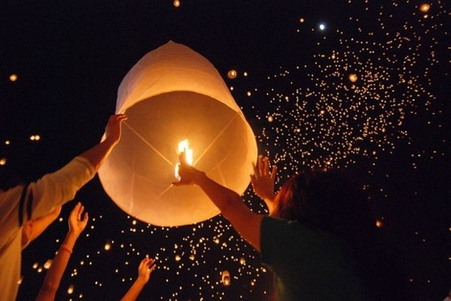 Lanterne volanti, un viaggio tra mito e speranza: Festidea Sanremo scopre tutti i segreti sul celebre fenomeno delle Sky Lanterns