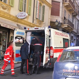 L'intervento di Croce Rossa e Carabinieri in via Marsaglia