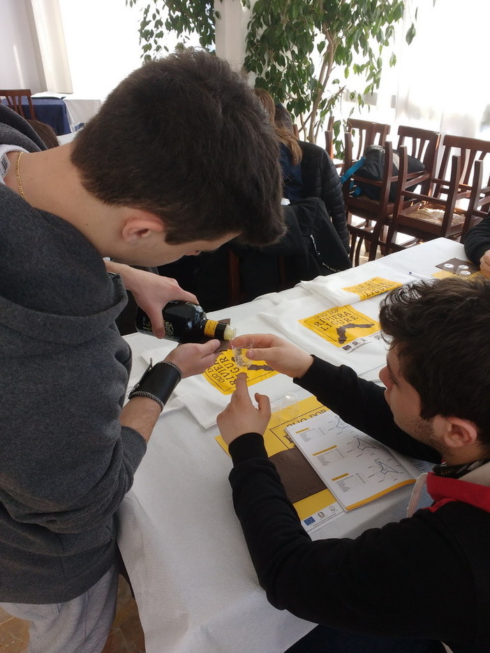 Laboratori didattici e contest sui Social: l'Olio DOP Riviera Ligure coinvolge i giovani chef Laboratori didattici e contest sui Social: l'Olio DOP Riviera Ligure coinvolge i giovani chef