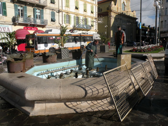 Sanremo: lavori di manutenzione questa mattina per la conservazione e decoro delle fontane