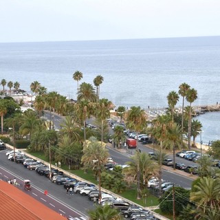 Sanremo, Federalberghi in allarme: “Più controlli notturni contro vandalismi e furti alle auto dei turisti sul lungomare”