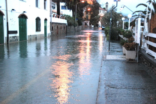 Sanremo: pioggia battente da questa notte, allagato completamente il lungomare di Bussana Sanremo: pioggia battente da questa notte, allagato completamente il lungomare di Bussana