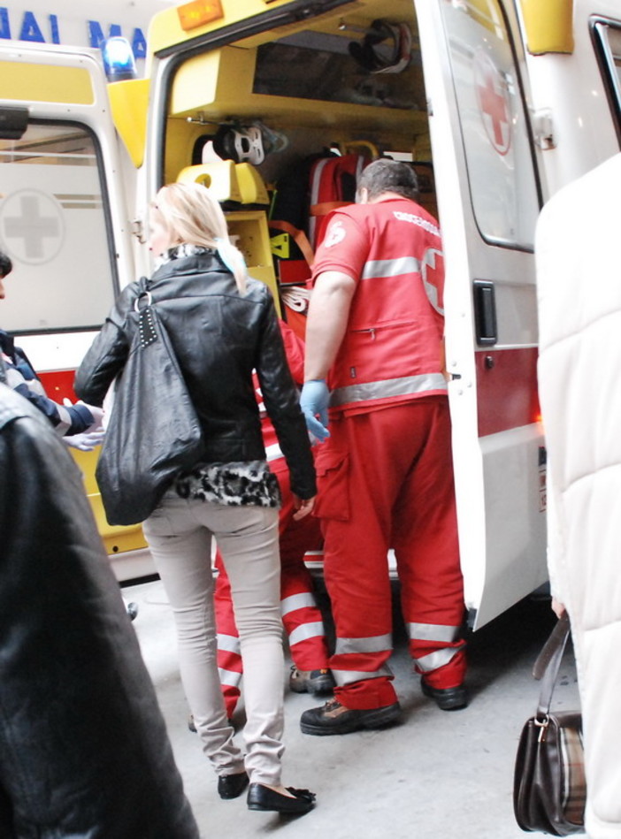 Sanremo: lite in via Palazzo, un italiano colpisce un tunisino con una sedia Sanremo: lite in via Palazzo, un italiano colpisce un tunisino con una sedia