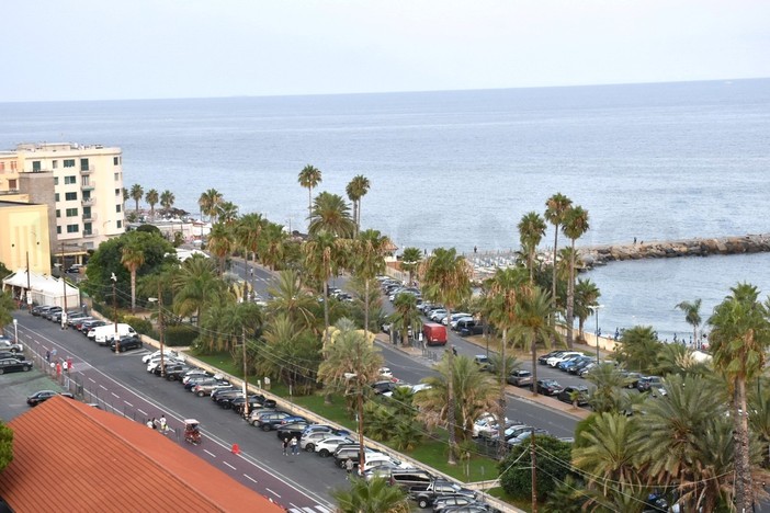 Sanremo, Federalberghi in allarme: “Più controlli notturni contro vandalismi e furti alle auto dei turisti sul lungomare” Sanremo, Federalberghi in allarme: “Più controlli notturni contro vandalismi e furti alle auto dei turisti sul lungomare”