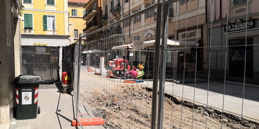 Sanremo: in via Mameli recuperato il tempo perso per il ritrovamento della fogna, si lavora per rispettare il cronoprogramma dei lavori Sanremo: in via Mameli recuperato il tempo perso per il ritrovamento della fogna, si lavora per rispettare il cronoprogramma dei lavori
