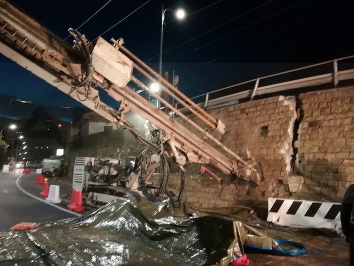 Sanremo: lavori notturni in zona La Vesca per il consolidamento del muro sotto via Duca d'Aosta (Foto) Sanremo: lavori notturni in zona La Vesca per il consolidamento del muro sotto via Duca d'Aosta (Foto)