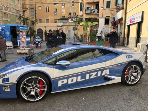 #Sanremo2019: anche la mitica Lamborghini della Polizia Stradale al Festival, oggi è in piazza Borea D'Olmo (Foto)