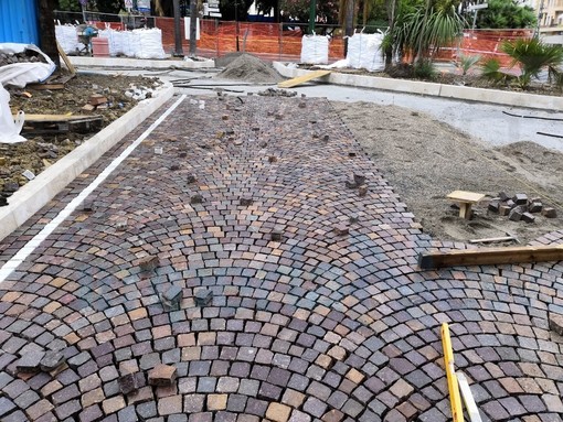 Sanremo: proseguono i lavori alla rotonda della Foce, posa della pavimentazione dei giardini e si lavora anche la domenica(Foto)
