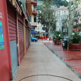 Ventimiglia: lavaggio e sanificazione dei marciapiedi questa mattina dentro e fuori al mercato coperto (Foto)