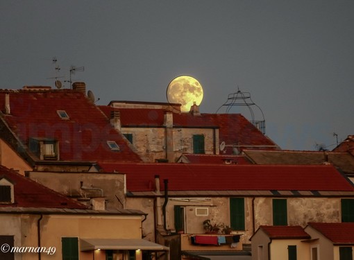 Cervo: le straordinarie foto di Marcello Nan al plenilunio di ieri sera, la 'Luna del raccolto' Cervo: le straordinarie foto di Marcello Nan al plenilunio di ieri sera, la 'Luna del raccolto'