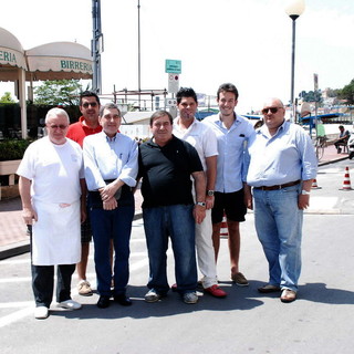 Alcuni dei commercianti che contestano Alcuni dei commercianti che contestano