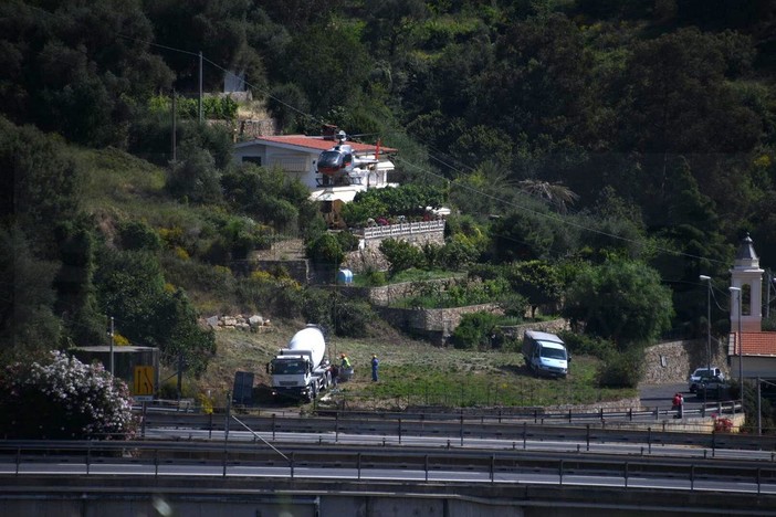 Sanremo: con l'elicottero per montare una nuova antenna per la telefonia a San Giovanni, in arrivo il '5G'? (Foto e Video) Sanremo: con l'elicottero per montare una nuova antenna per la telefonia a San Giovanni, in arrivo il '5G'? (Foto e Video)