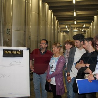 L'azienda Raineri come aula didattica per i futuri responsabili dei servizi di ristorazione in strutture agrituristiche L'azienda Raineri come aula didattica per i futuri responsabili dei servizi di ristorazione in strutture agrituristiche
