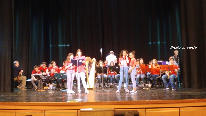 La scuola Media 'Biancheri' di Ventimiglia oggi alla manifestazione 'Music for Peace' a Genova