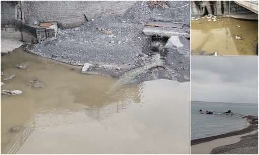 Bordighera, liquami alla foce del torrente Borghetto: sversamento in mare (Foto e video) Bordighera, liquami alla foce del torrente Borghetto: sversamento in mare (Foto e video)