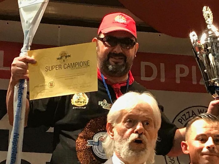 E' francese il campione del mondo dei pizzaioli: Laurent Raimondo vive e lavora a Mentone E' francese il campione del mondo dei pizzaioli: Laurent Raimondo vive e lavora a Mentone