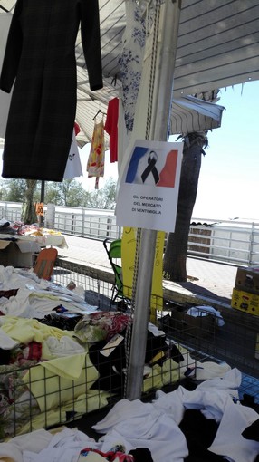 Ventimiglia: attentato a Nizza, manifesti di solidarietà tra i banchi del mercato ambulante Ventimiglia: attentato a Nizza, manifesti di solidarietà tra i banchi del mercato ambulante