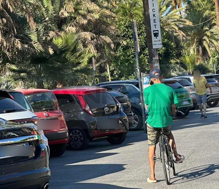 Furti nelle auto sul lungomare Calvino, segnalato un uomo che faceva la 'posta' agli automobilisti: indagini in corso Furti nelle auto sul lungomare Calvino, segnalato un uomo che faceva la 'posta' agli automobilisti: indagini in corso