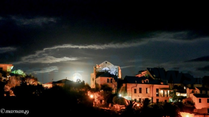 Cervo: lo spettacolo della Luna nel suo Plenilunio ieri sera nelle foto scattate da Marcello Nan Cervo: lo spettacolo della Luna nel suo Plenilunio ieri sera nelle foto scattate da Marcello Nan