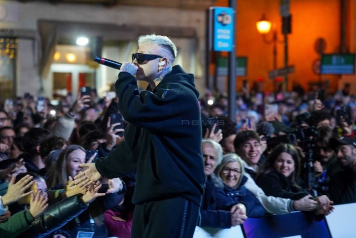 Le immagini del live in piazza Colombo (foto Erika Bonazinga) Le immagini del live in piazza Colombo (foto Erika Bonazinga)