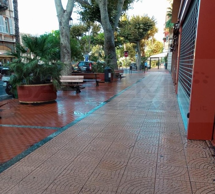 Ventimiglia: prosegue il lavaggio delle strade e dei marciapiedi, ieri operazione al mercato coperto (Foto) Ventimiglia: prosegue il lavaggio delle strade e dei marciapiedi, ieri operazione al mercato coperto (Foto)