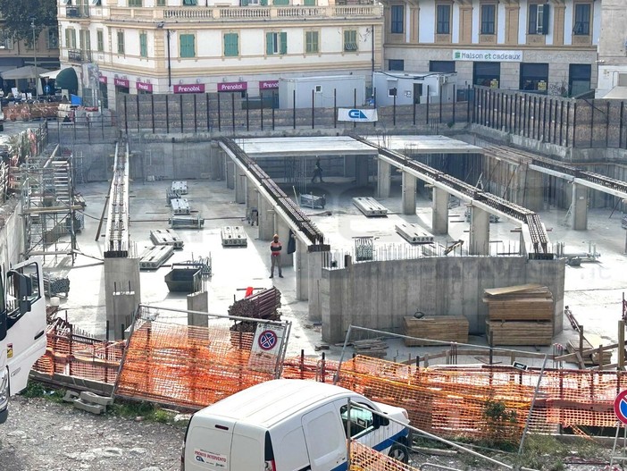 Piazza Eroi, lavori oltre il Festival 2027: qualche parcheggio a raso per Natale e conclusione forse entro l’estate Piazza Eroi, lavori oltre il Festival 2027: qualche parcheggio a raso per Natale e conclusione forse entro l’estate