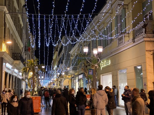 Dal Comitato Tecnico Scientifico l'indicazione a inasprire le restrizioni per Natale e Capodanno: ora le decisioni spettano al Governo Dal Comitato Tecnico Scientifico l'indicazione a inasprire le restrizioni per Natale e Capodanno: ora le decisioni spettano al Governo