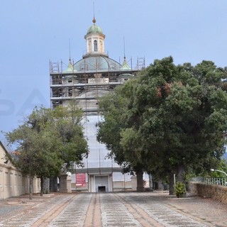 Sanremo: iniziati da un mese i lavori di restauro della facciata della Madonna della Costa, termineranno tra alcuni mesi (Foto)