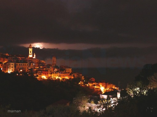 Lo spettacolo e la suggestione nelle bellissime foto di Marcello Nan alla luna che illumina Cervo