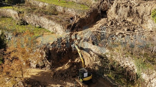 Alle 8 scatta l'allerta gialla: ha iniziato a piovere, ieri gara di solidarietà a Cenova per rimuovere il fango (Foto) Alle 8 scatta l'allerta gialla: ha iniziato a piovere, ieri gara di solidarietà a Cenova per rimuovere il fango (Foto)