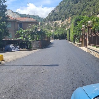 Ventimiglia: proseguono i lavori sulle strade, questa mattina la posa del nuovo asfalto a Bevera Ventimiglia: proseguono i lavori sulle strade, questa mattina la posa del nuovo asfalto a Bevera