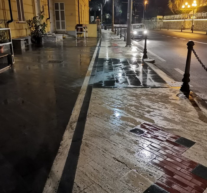 Sanremo: proseguono le attività di lavaggio e pulizia strade, l’assessore Moscato “Avanti senza sosta per tutta la stagione estiva” Sanremo: proseguono le attività di lavaggio e pulizia strade, l’assessore Moscato “Avanti senza sosta per tutta la stagione estiva”