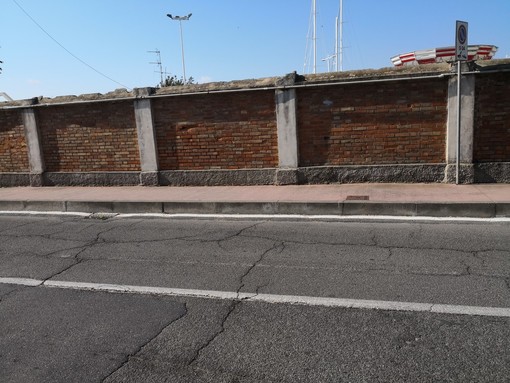 Imperia: ordinanza del sindaco Claudio Scajola per la demolizione del muro di cinta di via San Lazzaro Imperia: ordinanza del sindaco Claudio Scajola per la demolizione del muro di cinta di via San Lazzaro