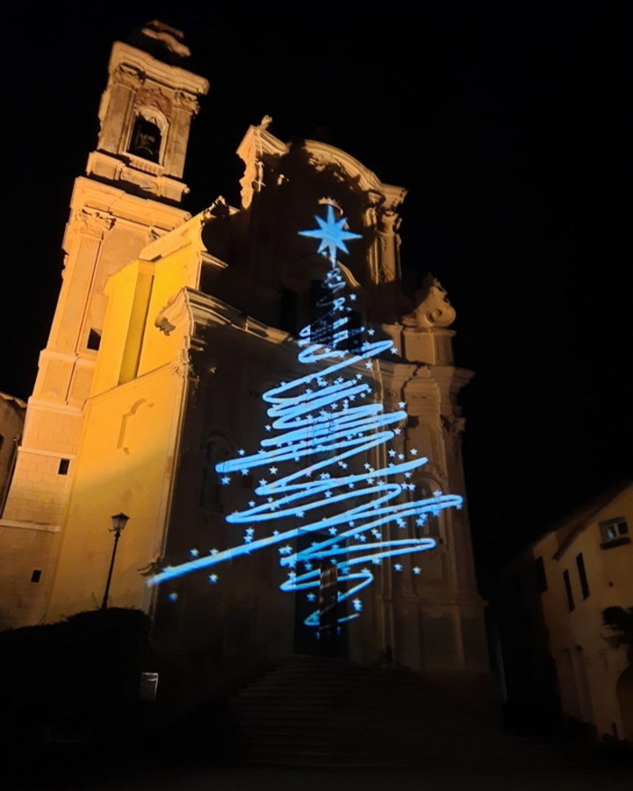 Natale a Cervo: laboratori, concerti e il raduno delle Fiat 500 per festeggiare con cittadini e turisti Natale a Cervo: laboratori, concerti e il raduno delle Fiat 500 per festeggiare con cittadini e turisti
