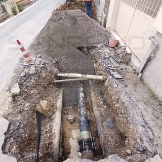 Sanremo: riparata la tubazione esplosa stanotte, l'acqua torna dai rubinetti di via Val D'Olivi (Foto)