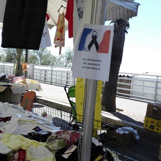 Ventimiglia: attentato a Nizza, manifesti di solidarietà tra i banchi del mercato ambulante