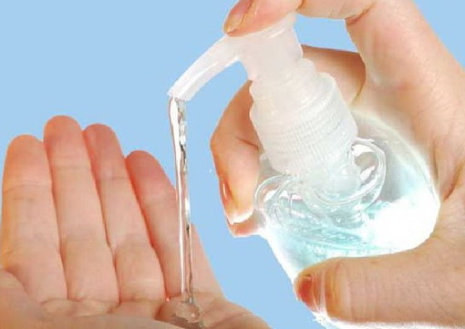 La farmacia 'Re' di Dolcedo omaggia la Riviera Trasporti con 100 confezioni di gel: i ringraziamenti dell'azienda La farmacia 'Re' di Dolcedo omaggia la Riviera Trasporti con 100 confezioni di gel: i ringraziamenti dell'azienda