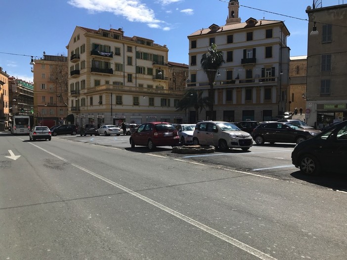 Un tratto di piazza Eroi senza 'panettoni' Un tratto di piazza Eroi senza 'panettoni'