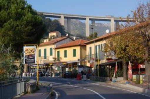 Ventimiglia: parcheggi a Latte, lettore dice "Noi italiani dobbiamo perdere l'abitudine di fermarsi in doppia fila due minuti"