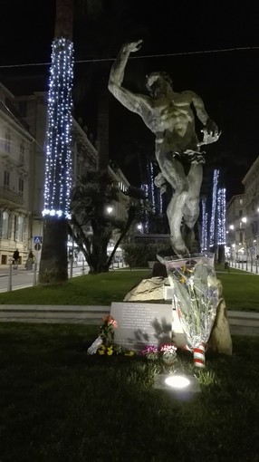 Sanremo: per la Giornata della Memoria 2016, mazzo di fiori alla lapide degli IMI sanremaschi