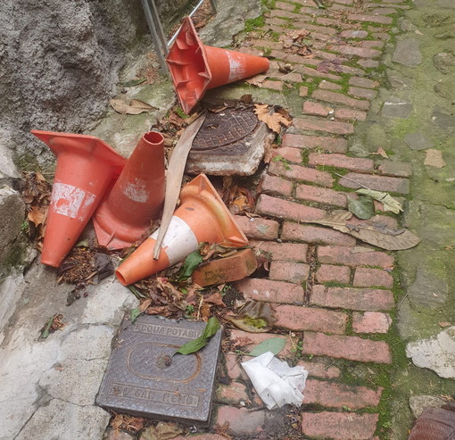 Sanremo: liquami e miasmi in salita San Marta, la segnalazione e la preoccupazione dei residenti (Foto) Sanremo: liquami e miasmi in salita San Marta, la segnalazione e la preoccupazione dei residenti (Foto)