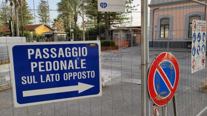 Bordighera: sopralluogo del Sindaco Ingenito e dell’Assessore Gnutti in piazza della Stazione Bordighera: sopralluogo del Sindaco Ingenito e dell’Assessore Gnutti in piazza della Stazione