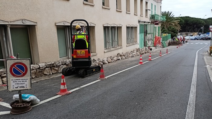 Bordighera, al via i lavori di demolizione di un immobile nella città alta: divieto di transito e di sosta (Foto) Bordighera, al via i lavori di demolizione di un immobile nella città alta: divieto di transito e di sosta (Foto)