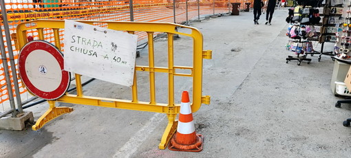 Sanremo: parcheggio di piazza Eroi, spunta un cartello di chiusura ma la via pedonale è aperta (Foto)