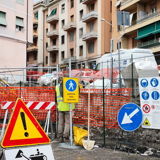 I lavori per la demolizione dell'ex distributore